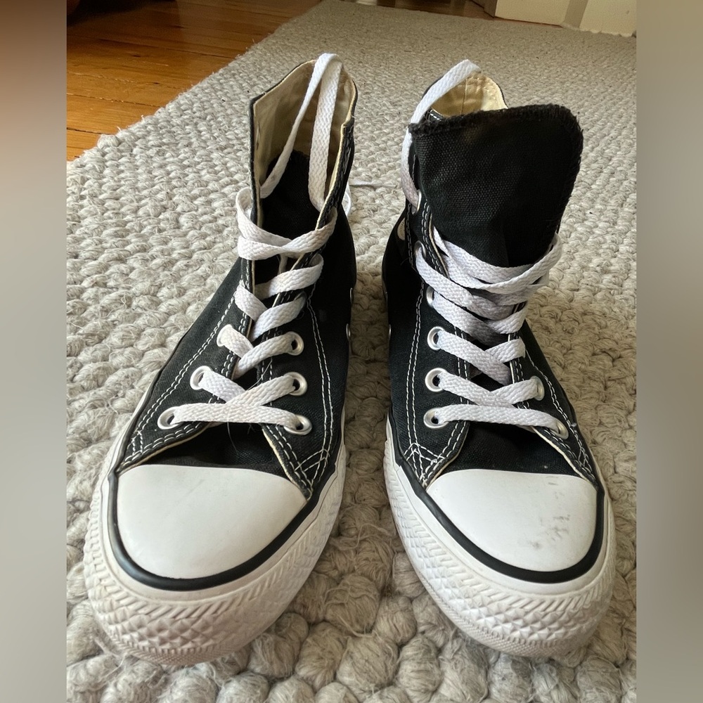 Converse Chuck Taylor High Tops in classic black. Womens 7